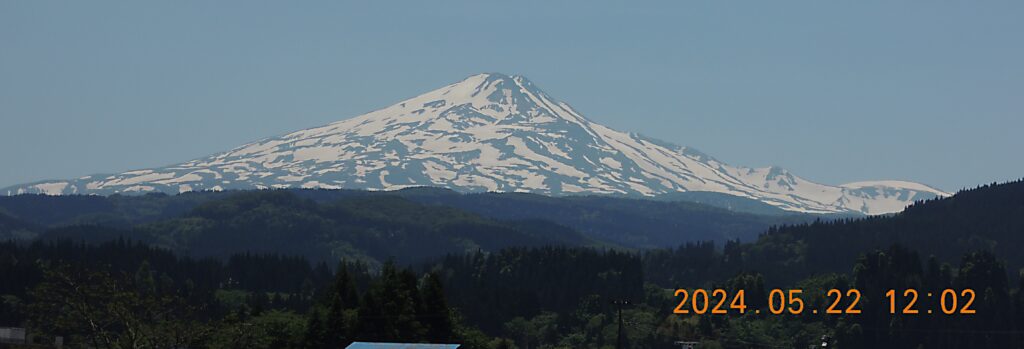 (雪解けが早すぎる)　Fuji in Dewa (the snow melts too quickly)